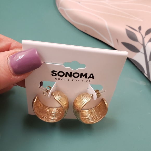 Sonoma, NWT, Gold tone, 3/4 thick hoop, aztec swirl, pierced earrings - Picture 4 of 11